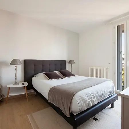 Apartment T4 Refait A Neuf Rennes, 3 Ch. Parking, 2 Balcons.